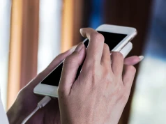 Używasz telefonu podczas ładowania? Ekspert tłumaczy, czy to właściwe