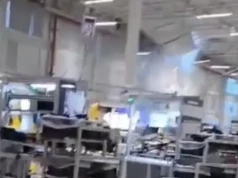 Fragment dachu hali produkcyjnej runął pod naporem wody. Zobaczcie nagranie