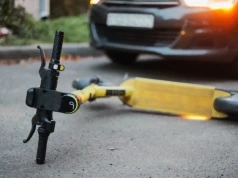 Wypadek z udziałem hulajnogi i nieoznakowanego radiowozu. Nie żyje nastolatek