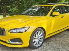 Volvo z pięcioma kołami trafiło na sprzedaż. Dziura w bagażniku gratis