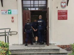 Uciekł do lasu i schował się na tylnej kanapie samochodu. Miał nadzieję, że uniknie odpowiedzialności