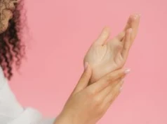 Szorstka i pękająca skóra dłoni? Poznaj najczęstsze przyczyny