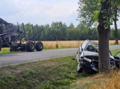 Groźny wypadek na DW742. Nastolatek w ciągniku zajechał drogę osobówce
