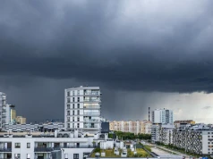 Silne burze i nawalne opady deszczu w Polsce. IMGW ostrzega, najbliższe godziny będą najtrudniejsze