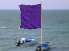 Fioletowa flaga na plaży nie pojawia się bez powodu. Niewielu wie, przed czym ostrzega