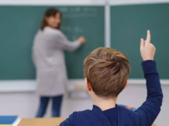 Nauczycielka grała z uczniami „w butelkę”. „Napisz, że twoja dziewczyna jest w ciąży”