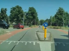 Tesla FSD (Supervised) kontra zablokowany pas ruchu. Nawet ja miałbym tutaj wątpliwość, jak jechać