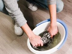 Do wiadra wsypuję jedną łyżkę. Nie o połysk chodzi w tym triku najbardziej