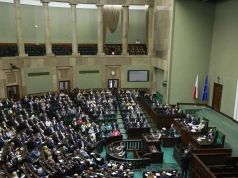Największe partie z problemami, potężna fala na prawicy. Nowy sondaż