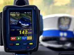 142 km/h w terenie zabudowanym! Kosztowna szarża kierowcy Saaba