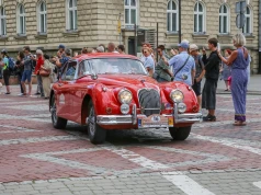 Zabytkowe auta zachwyciły na placu Ratuszowym. Konkurs elegancji zwieńczył 47. Beskidzki Rajd