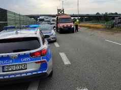 Poważny wypadek na autostradzie A2. Bus przewrócił się na bok, trasa w kierunku Poznania jest zablokowana