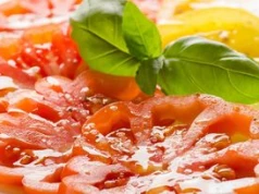 Wcale nie oliwa czy olej. Skrop pomidory przed podaniem, a będą 100 razy smaczniejsze