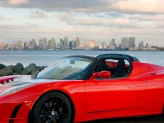 Trzy nowe Tesle Roadster przeleżały 13 lat w kontenerze. Sprzedano je za fortunę