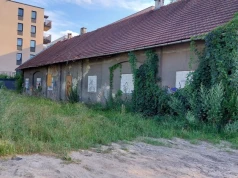 Dwa niszczejące budynki mieszkalne przy ulicy Fredry na sprzedaż. Będzie przetarg