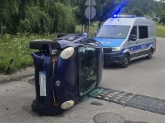 Babcia na podwójnym gazie położyła auto na boku. Na pokładzie 9-letnia wnuczka