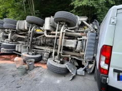 Betonomieszarka położyła się na ciasnym łuku: 2 osoby nie żyją, 1 została ranna