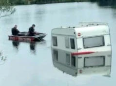 Pływająca przyczepa kempingowa na Żwirowni Wojanów. Akcja służb trwała cztery godziny