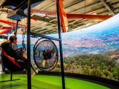 Chcesz poczuć się jak pilot? W Krakowie uruchomiono symulator lotu paralotnią