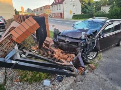 25-letni Kolumbijczyk wjechał w ogrodzenie straży pożarnej