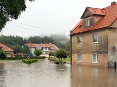 Trzebnica pod wodą. Zalane posesje, wybijające studzienki, zniszczone obiekty
