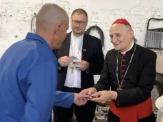Wysłannik papieża spotkał się z rosyjskimi jeńcami. Wręczył im prezenty