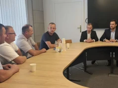 Przywieźli ministrowi worek ziemniaków. „Za chwilę będziemy je oddawać za darmo”