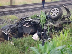 Cud na torach! Pociąg skasował Passata. Silnik wyleciał, auto odrzuciło w pole