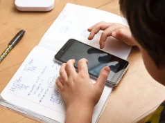 Zakaz smartfonów dla młodzieży to nie koniec? Brytyjczycy o godzinie policyjnej