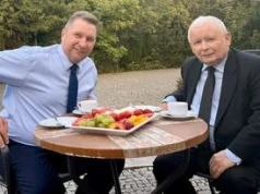 Czarnek z Kaczyńskim przy owocach. "I tyle z konfliktu"