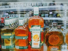 Komisja Zdrowia łączy projekty Lewicy i Polski 2050. Chodzi o reklamę i sprzedaż alkoholu