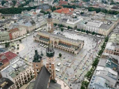 Maluchy opanowały Rynek Główny w Krakowie. Ponad 60 Fiatów 126p i dwa miliony złotych dla dzieci