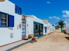 Wszyscy lecą na Lanzarote. Tuż obok kryje się niezwykła wyspa, na której mieszka tylko 750 osób