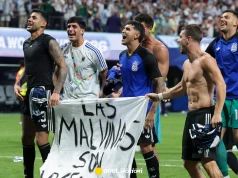 To piłkarze Argentyny pokazali po meczu. Obrazili 70 mln Anglików. Zakazana flaga
