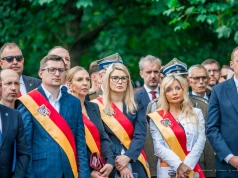 Radny PiS krytykuje za piknik z jedzeniem obok miejsca pamięci. „Nie przystoi”