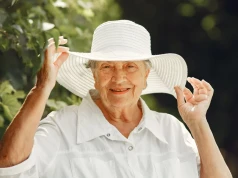 Chmury nie chronią skóry. Seniorzy muszą oglądać znamiona
