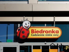 Biedronka mocno obniżyła cenę kultowej kawy większości Polaków. Jest jednak jeden warunek