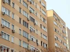 Klimatyzacja w bloku wymaga zgody na montaż. Jak zrobić to legalnie?
