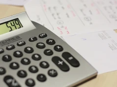 Ile można zyskać, łącząc telewizję, internet i telefon w jednej ofercie?