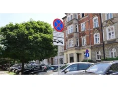 Nietypowe tabliczki na parkingach w Legnicy. W wybrane dni nie będzie można tu parkować. Kierowcy są zaskoczeni, o co chodzi?