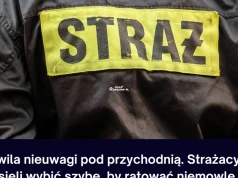 Chwila nieuwagi pod przychodnią. Strażacy musieli wybić szybę, by ratować niemowlę