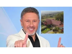 Andrzej Piaseczny i jego różowy dom. Jak urządził się na wsi? (ZDJĘCIA)