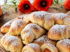 Lepsze od drożdżówek z piekarni. Morelowe rogaliki znikają jeszcze ciepłe