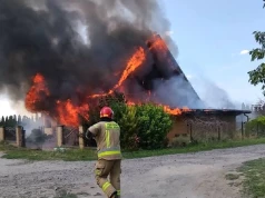 Pożar domu jednorodzinnego w Koninie. Ogień objął cały budynek na Międzylesiu