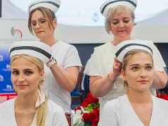 Wzruszająca uroczystość na Uniwersytecie Radomskim. Absolwenci pielęgniarstwa wkraczają na nową drogę