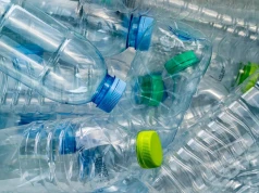Plastikowa butelka zyskuje drugie życie w kuchni. Oto trzy proste sposoby na praktyczne gadżety DIY