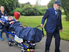 Poruszające sceny na pogrzebie w Niemczech. Zawieźli ją na noszach. "Dobrej podróży, mamo"