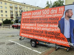 Spór o parking przy ul. Nowowiejskiego nabiera rozgłosu. Przedsiębiorca wyjechał na ulice z wymownym banerem