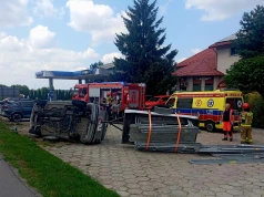 Kierowca przesadził z prędkością. Opel z przyczepką wpadł na hotelowy parking