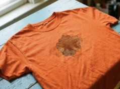 Poplamiony T-shirt z Vinted za 10 zł. Sprzedawcy są bezkarni, ale przed nadużyciami można się ustrzec